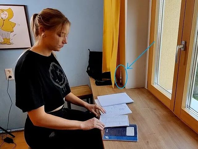 Lernpause mal anders: Mit fremden Dildo vor dem Fenster gefickt