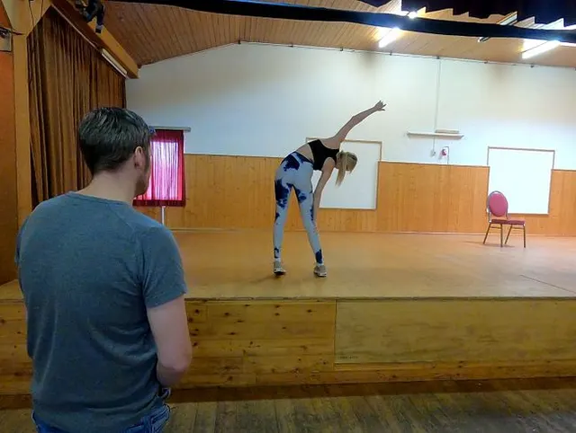 Exhibitionist beim Stretching erwischt, ich blasе und ficke ihn spontan