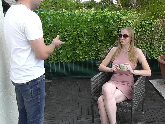 Urlaubsflirt: Blasen auf der Terrasse, durchgevögelt im Apartment